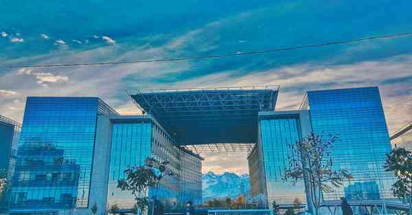 人工智能机器人和人谈恋爱