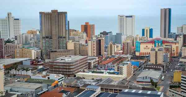 AI绘画阳光开朗大男孩小胖子（画一个开朗的小男孩）