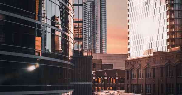 目前大型智能机器人应用