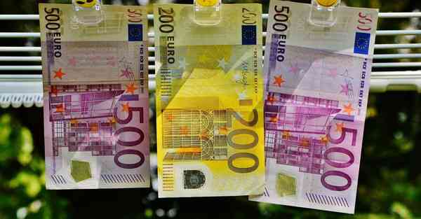 人工智能机器人和人谈恋爱