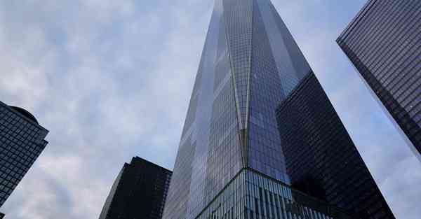 智能机器人拿弓箭射太阳