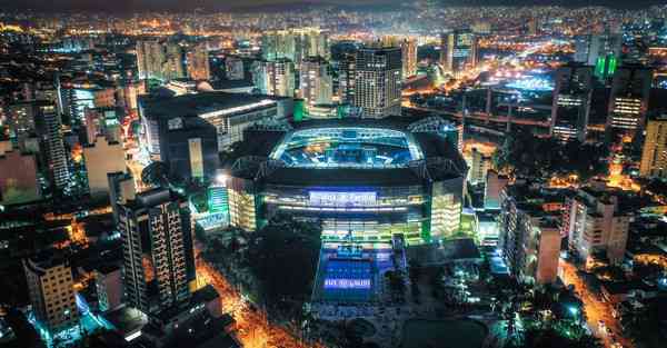 AI彩色玻璃绘画风格（教堂窗户彩色玻璃绘画）