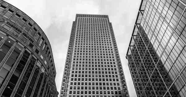 智能机器人拿弓箭射太阳