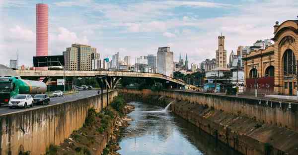 人工智能机器人和人谈恋爱