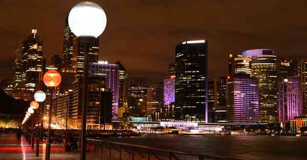 人工智能机器人和人谈恋爱