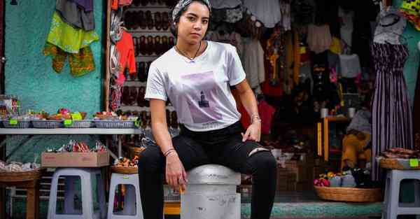 有中间按钮的智能机器人