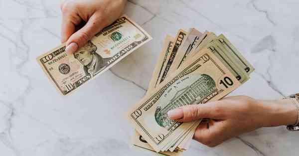 人工智能机器人和人谈恋爱