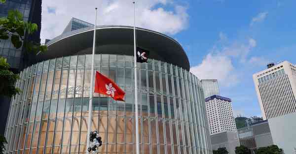 人工智能机器人和人谈恋爱