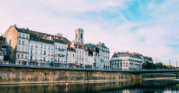 人工智能机器人和人谈恋爱