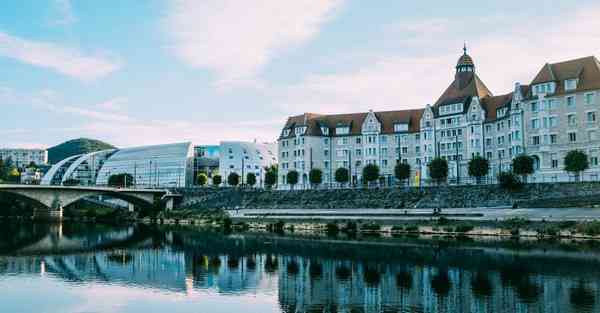 人工智能机器人和人谈恋爱