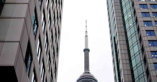 人工智能机器人和人谈恋爱