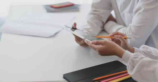 人工智能机器人和人谈恋爱