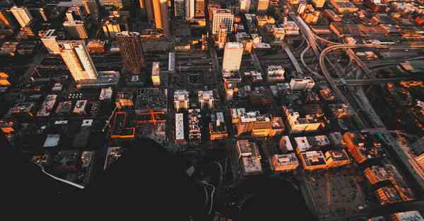 AI绘画一家三口变出5口人（一家三口的图像怎么画）