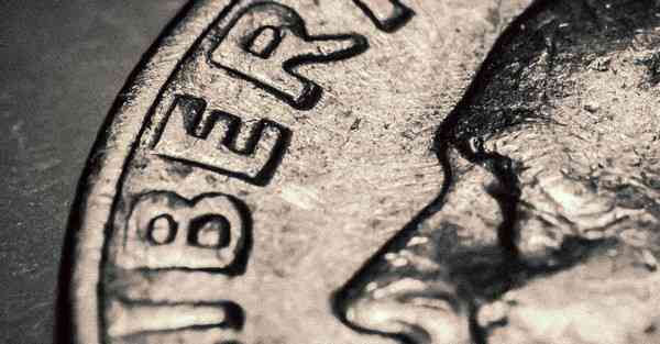 人工智能机器人和人谈恋爱