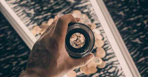 人工智能机器人和人谈恋爱