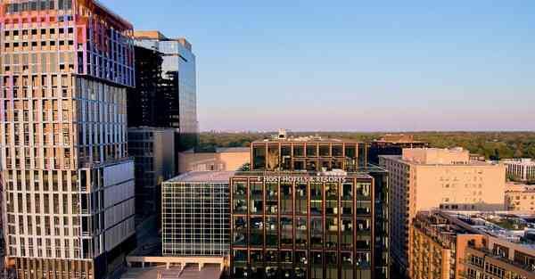 人工智能机器人和人谈恋爱