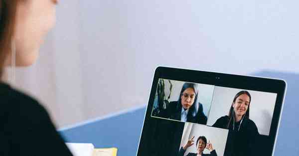 人工智能机器人和人谈恋爱