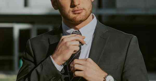 人工智能机器人和人谈恋爱