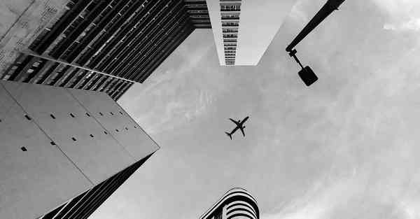 智能机器人拿弓箭射太阳