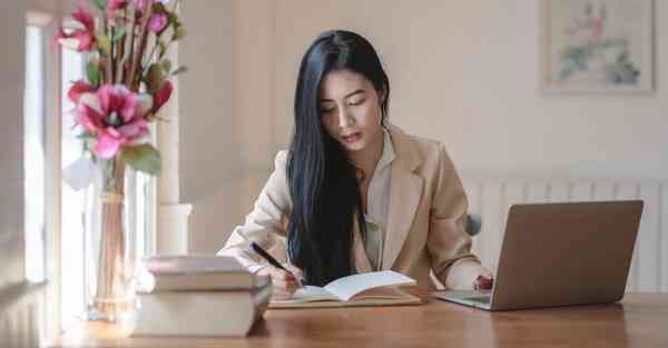 人工智能机器人和人谈恋爱