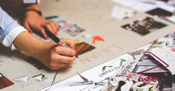 人工智能机器人和人谈恋爱