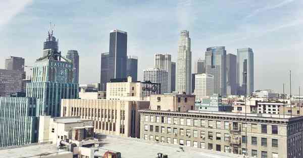 人工智能机器人和人谈恋爱